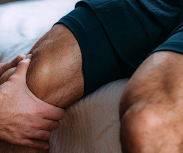 massaging-knee